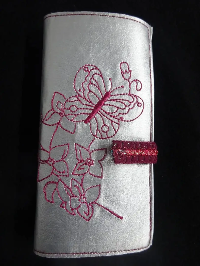 Housse en simili cuir brodée