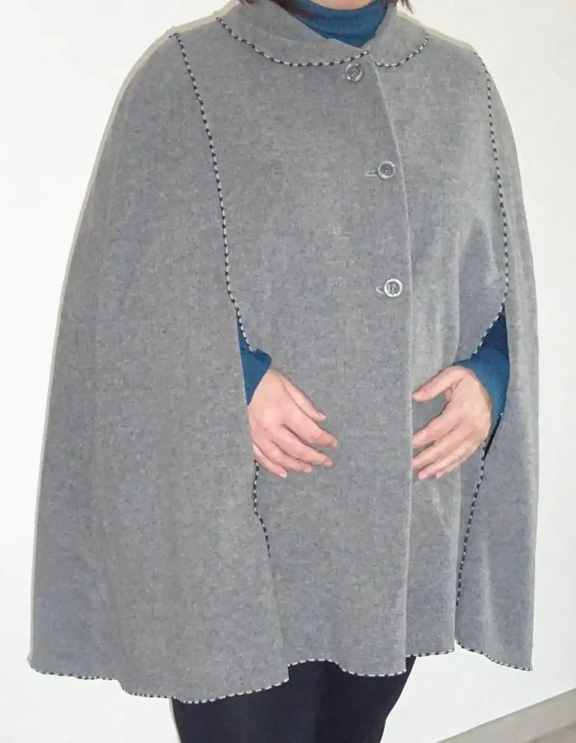 Manteau Cape en drap de laine et point fantaisie